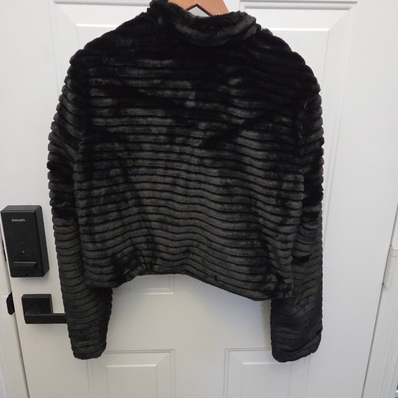 Women's Black Faux Fur Jacket - Picture 3 of 7